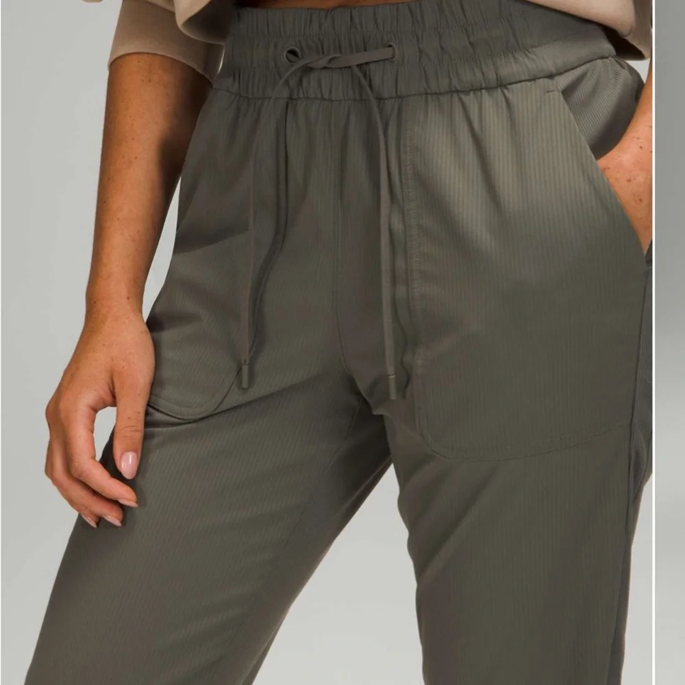 Lululemon Beyond‎ the Studio Jogger in Grey Sage - Picture 2 of 8